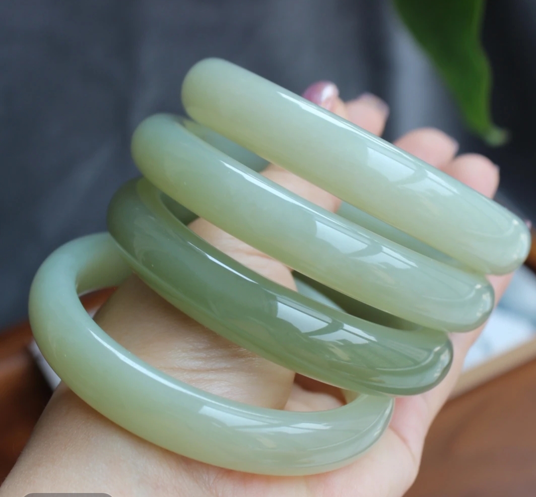 精品东陵玉百搭绿色手镯（石英质玉）