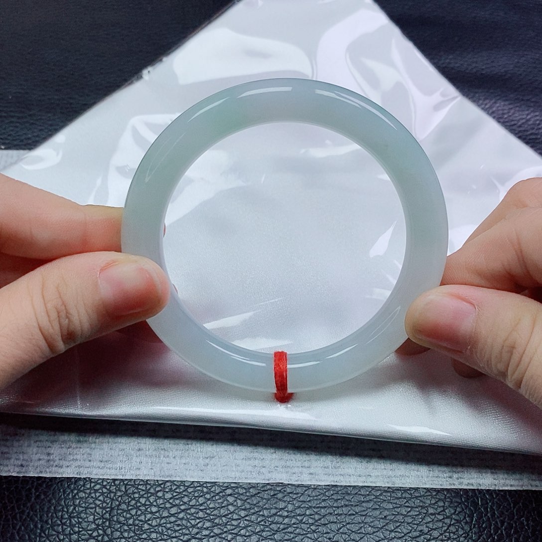 翡翠手镯未镶嵌圆条淡绿渐变