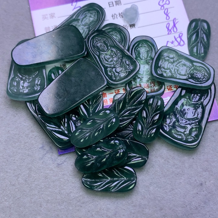 翡翠颈饰未镶嵌万****宏