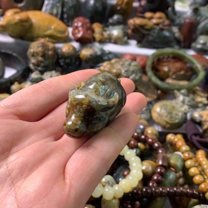 未镶嵌岫岩河磨玉（透闪石质玉）把件