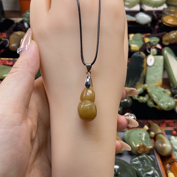 颈饰未镶嵌岫岩老玉（透闪石质玉）