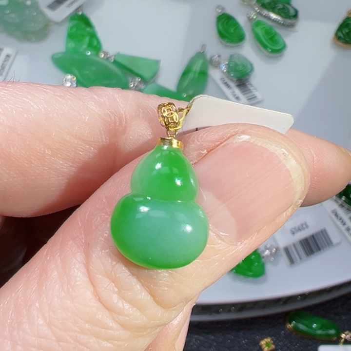 颈饰18K金镶嵌翡翠