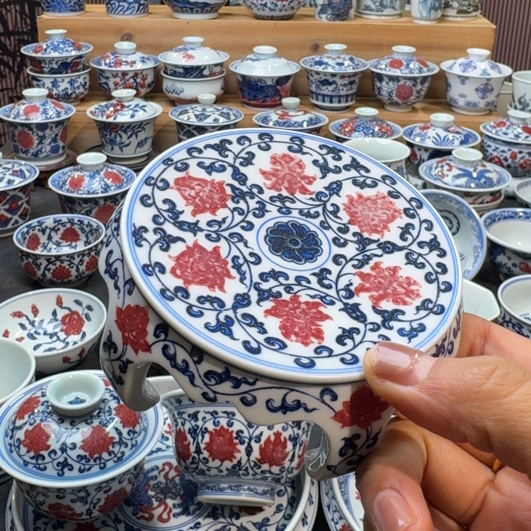 微瑕缠枝莲板凳盖置