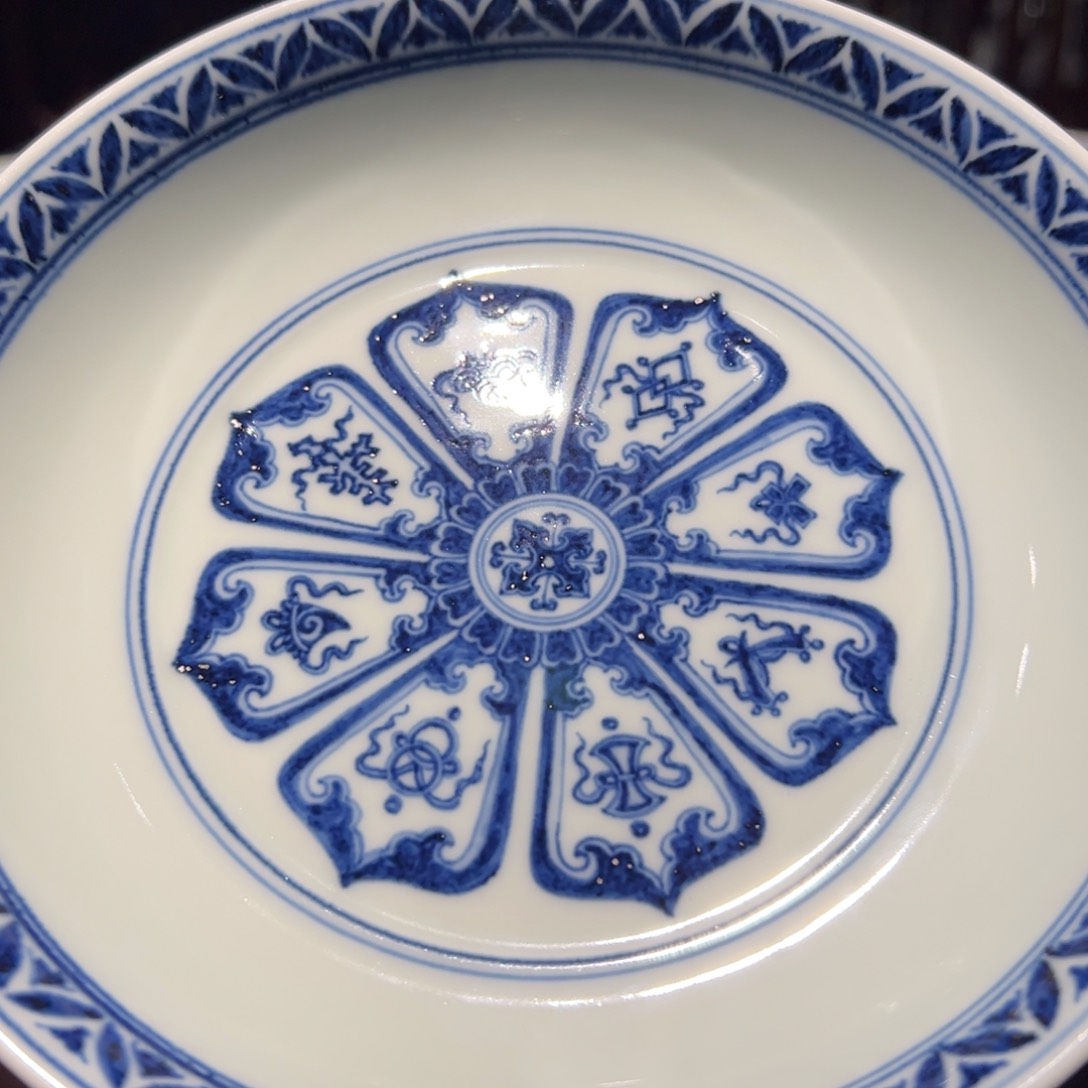 杯青花八吉祥背面双钩莲壶承口径约17.2厘米