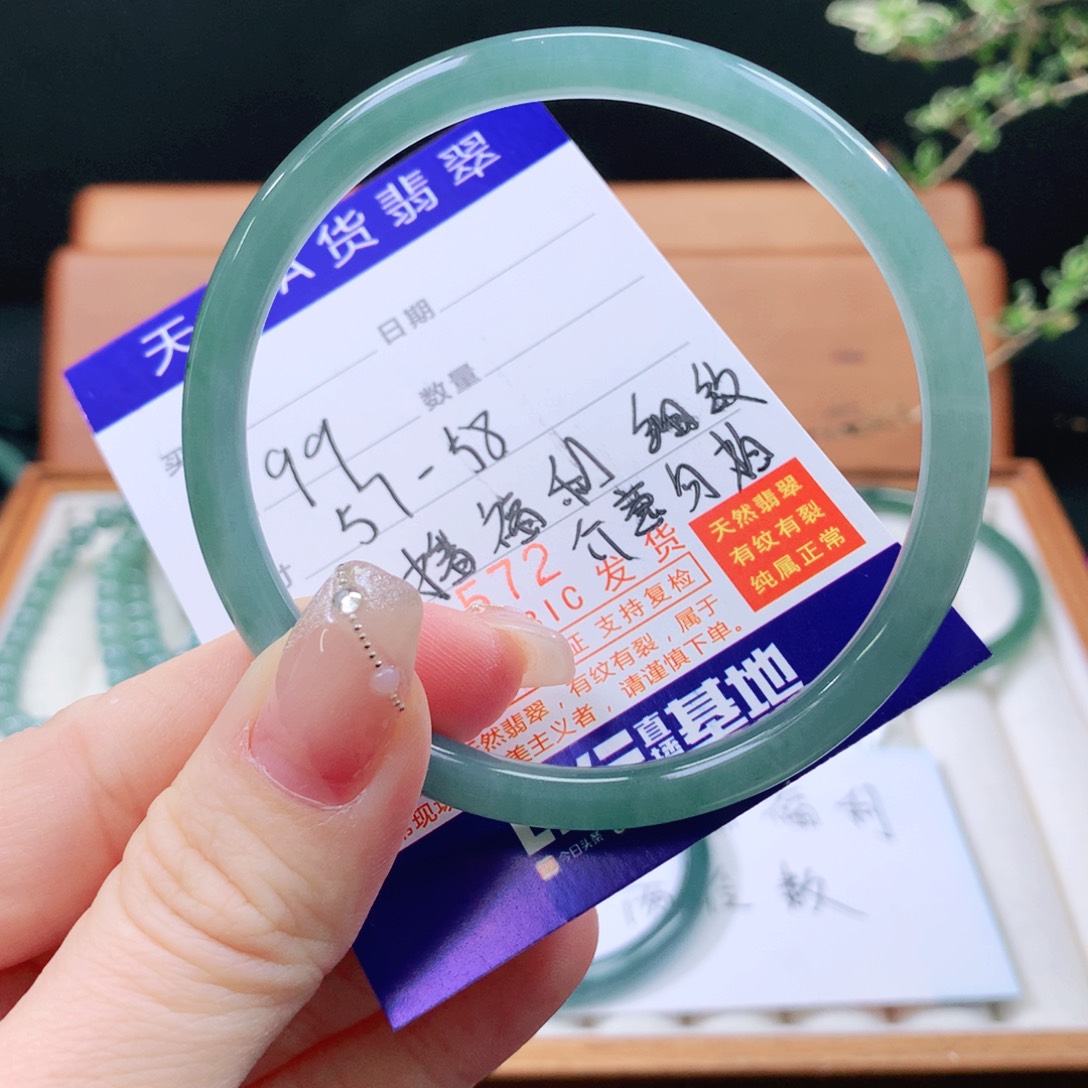 翡翠手镯未镶嵌天然