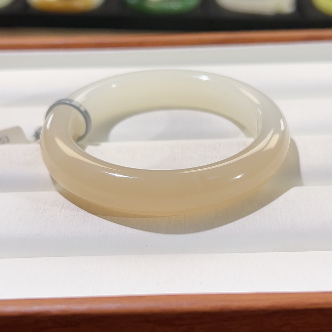 和田玉手镯未镶嵌小**?