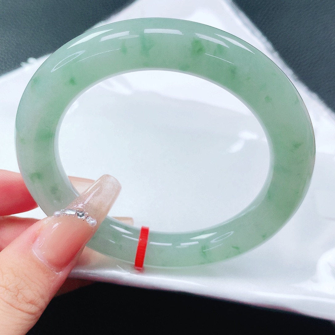 翡翠手镯未镶嵌54圈