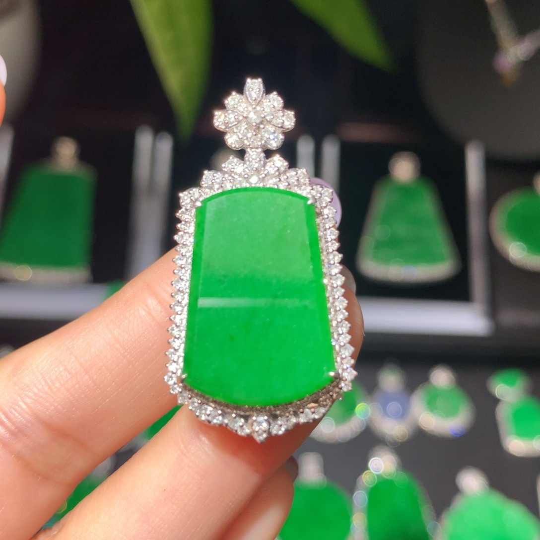 翡翠颈饰18K金镶嵌翡翠