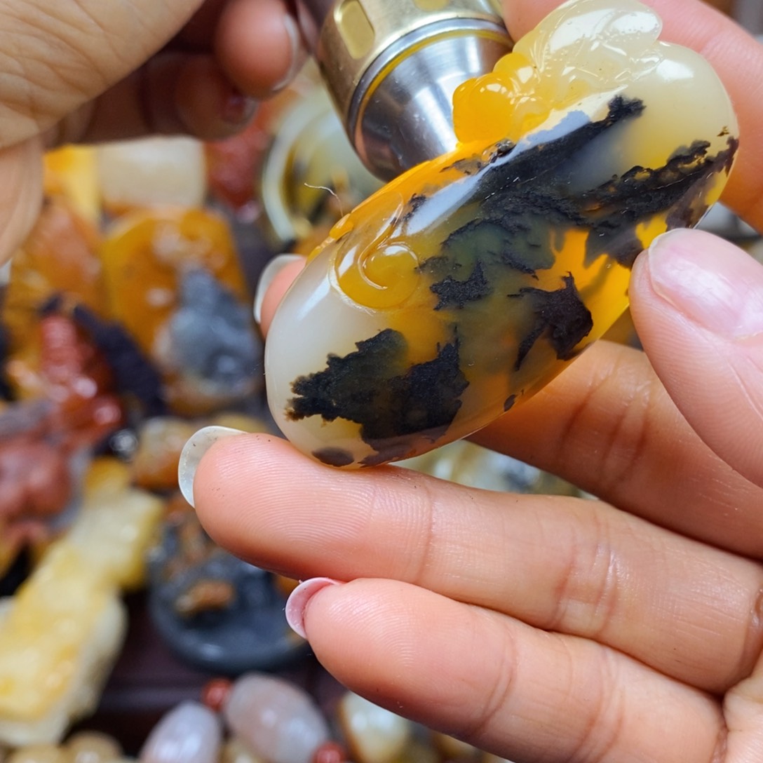 石英质玉（黄龙玉）颈饰未镶嵌
