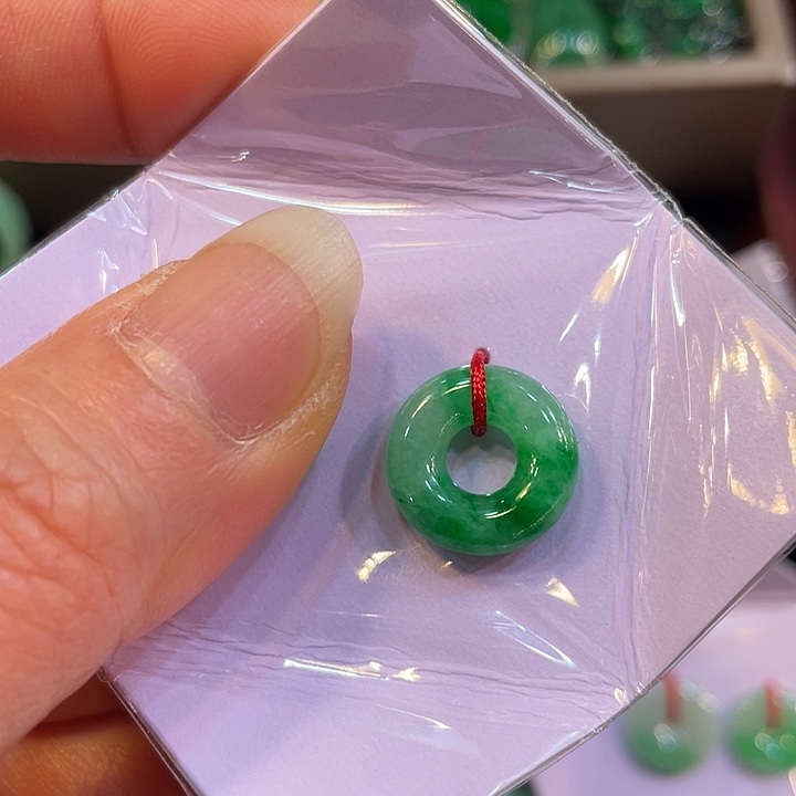 j****翡翠未镶嵌颈饰甜甜圈