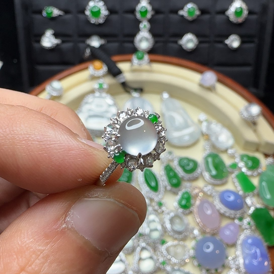 18K金镶嵌戒指翡翠天然翡翠