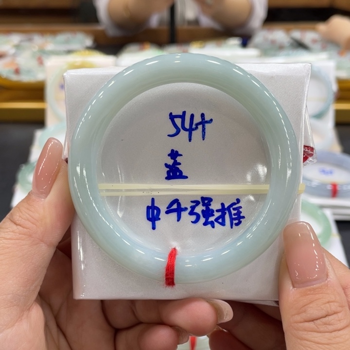 翡翠手镯未镶嵌翡翠