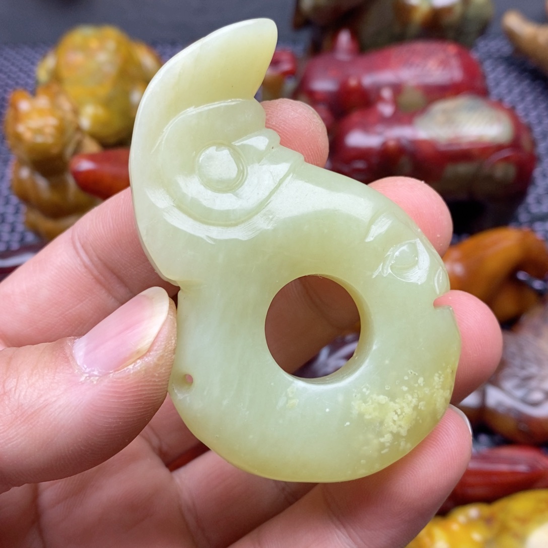 蛇纹石玉颈饰未镶嵌