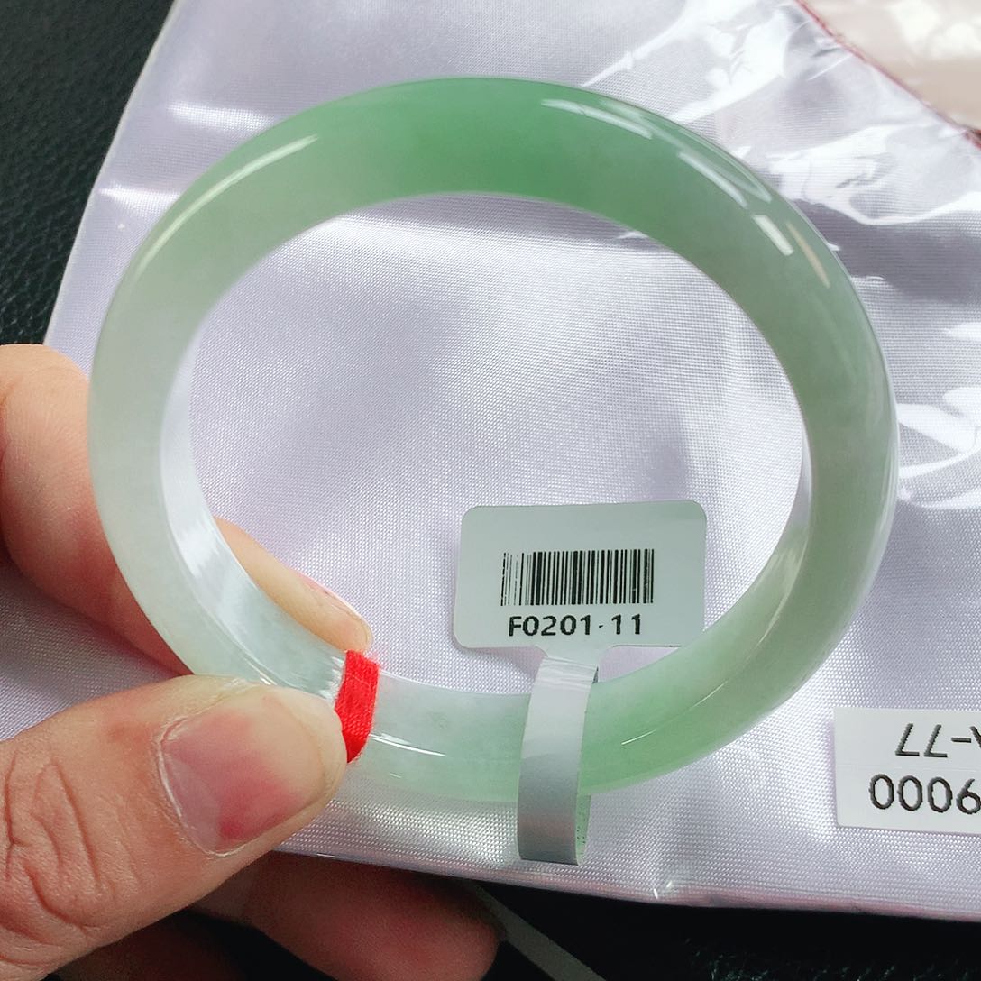 未镶嵌手镯翡翠飘绿底妆细腻1099号