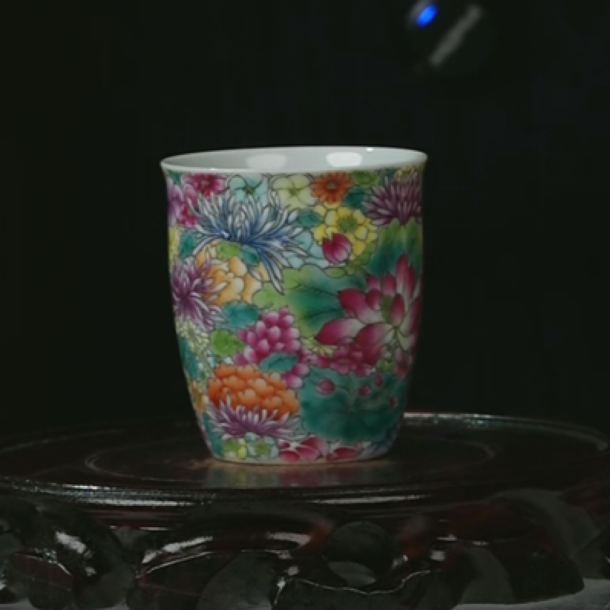 Y粉彩百花不露地纹闻香杯