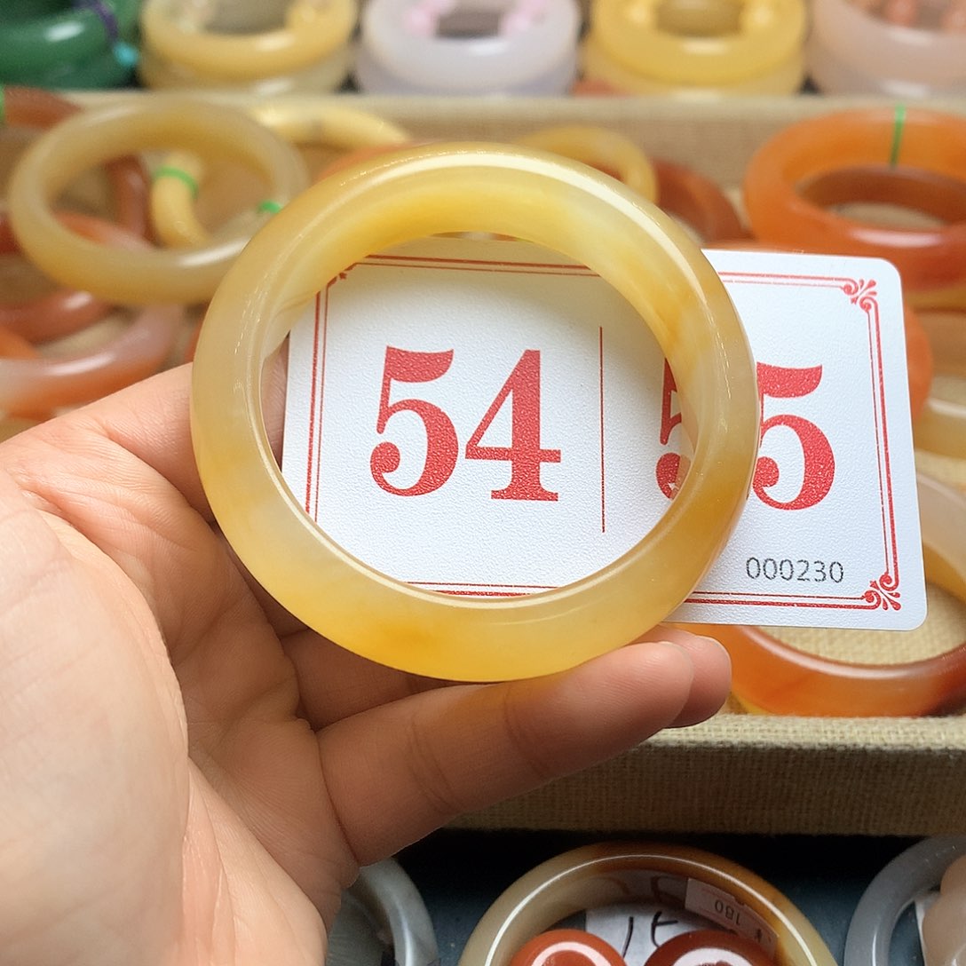 未镶嵌石英质玉（黄龙玉）手镯