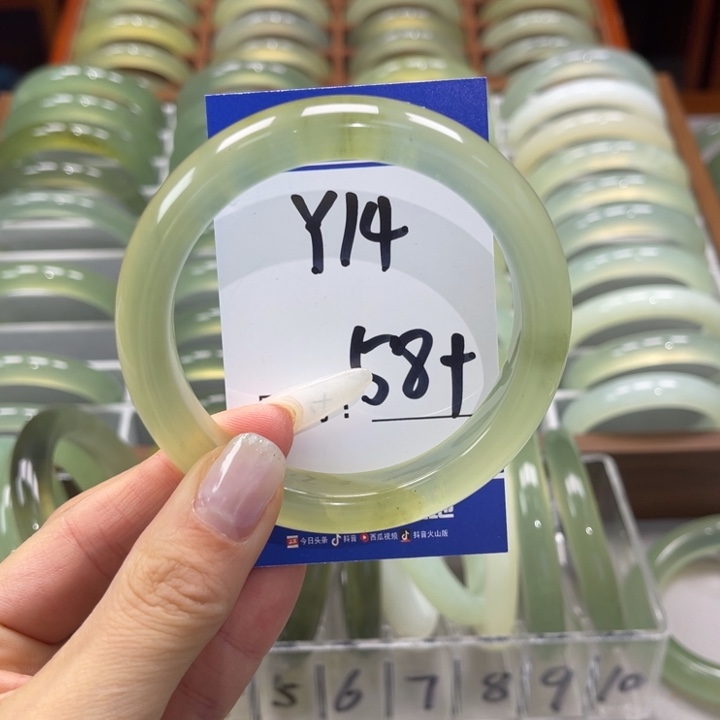岫玉手镯未镶嵌葡*?手镯