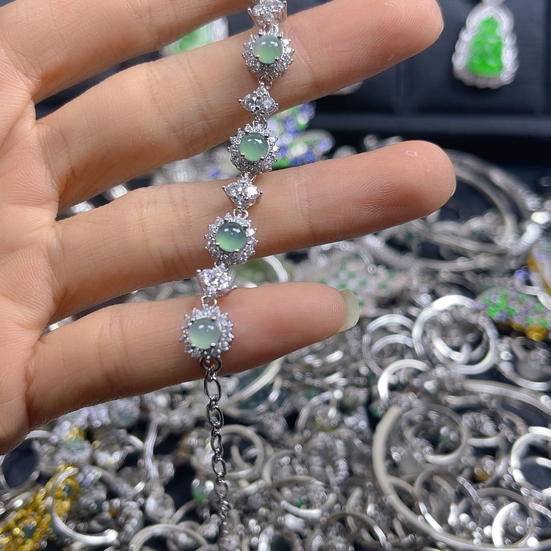 颈饰未镶嵌翡翠天然