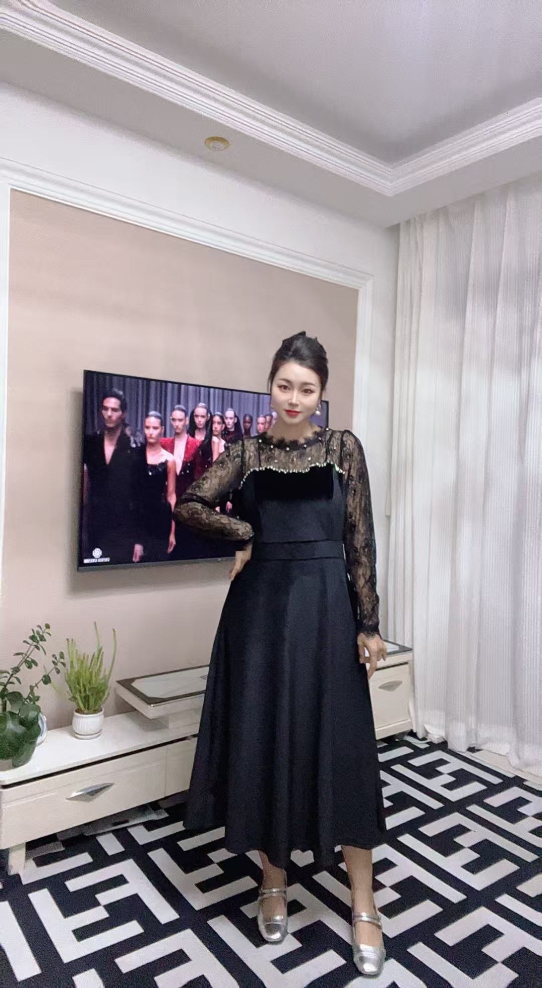 重工钉珠蕾丝拼接小黑裙年会礼服裙赫本风修身显瘦收腰连衣裙