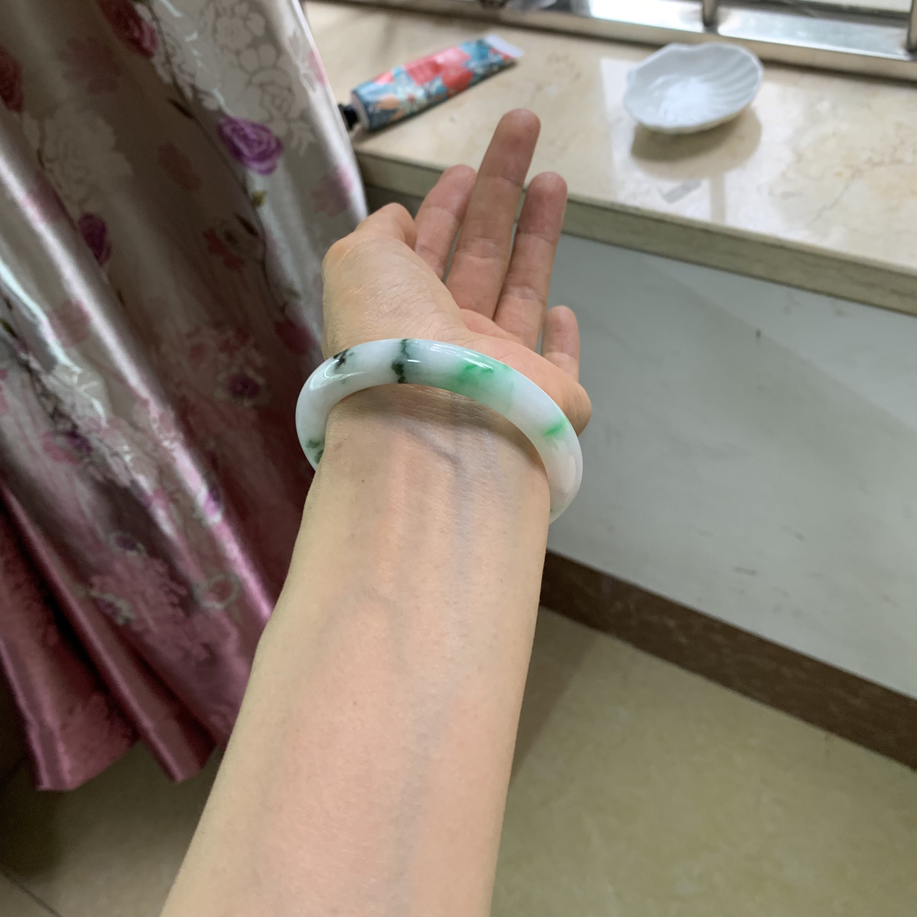 52正圈天然A货缅甸翡翠A货手镯飘阳绿飘深蓝花色泽靓丽抢眼微瑕