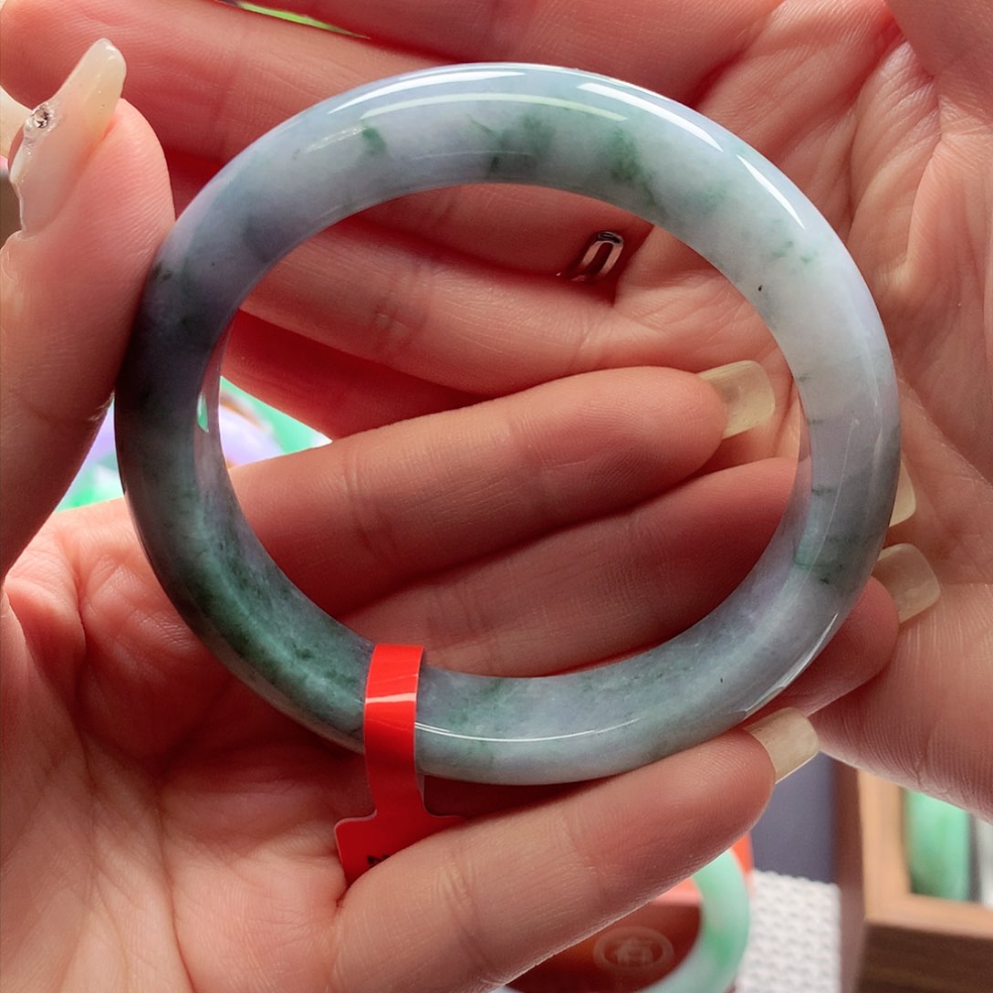 翡翠手镯未镶嵌翡翠