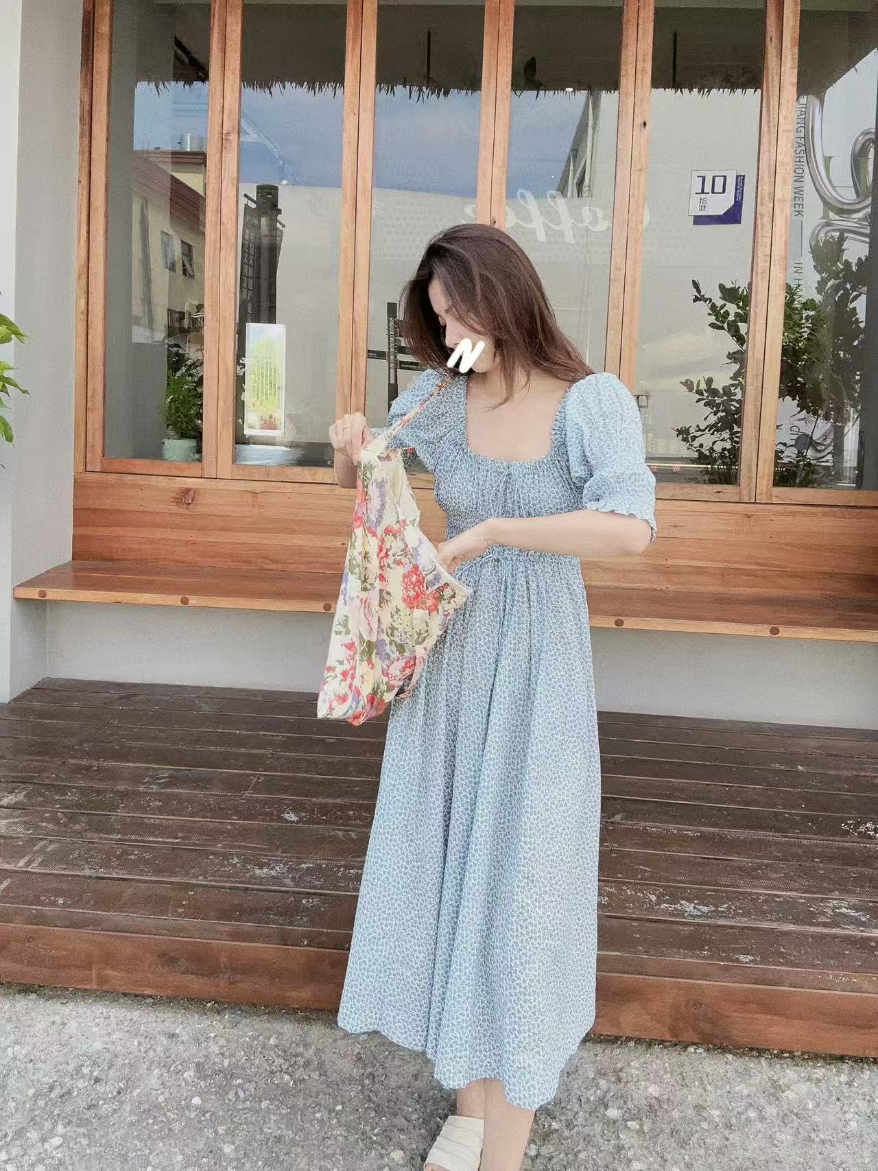 【LIUU】蓝色碎花打褶连衣裙