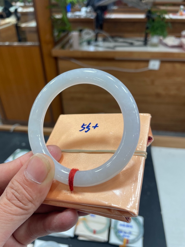 翡翠手镯未镶嵌翡翠