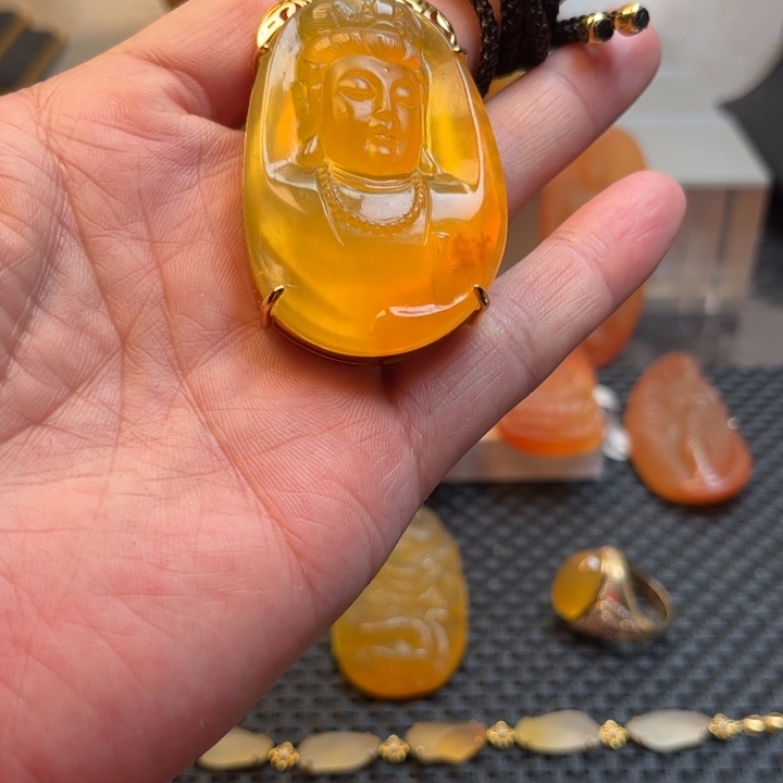 石英质玉颈饰18K金镶嵌嗨