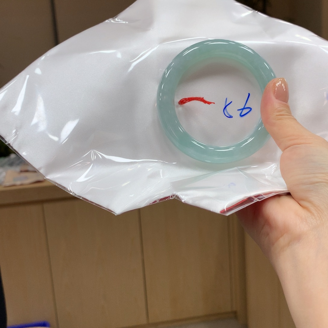 翡翠手镯未镶嵌不退不换