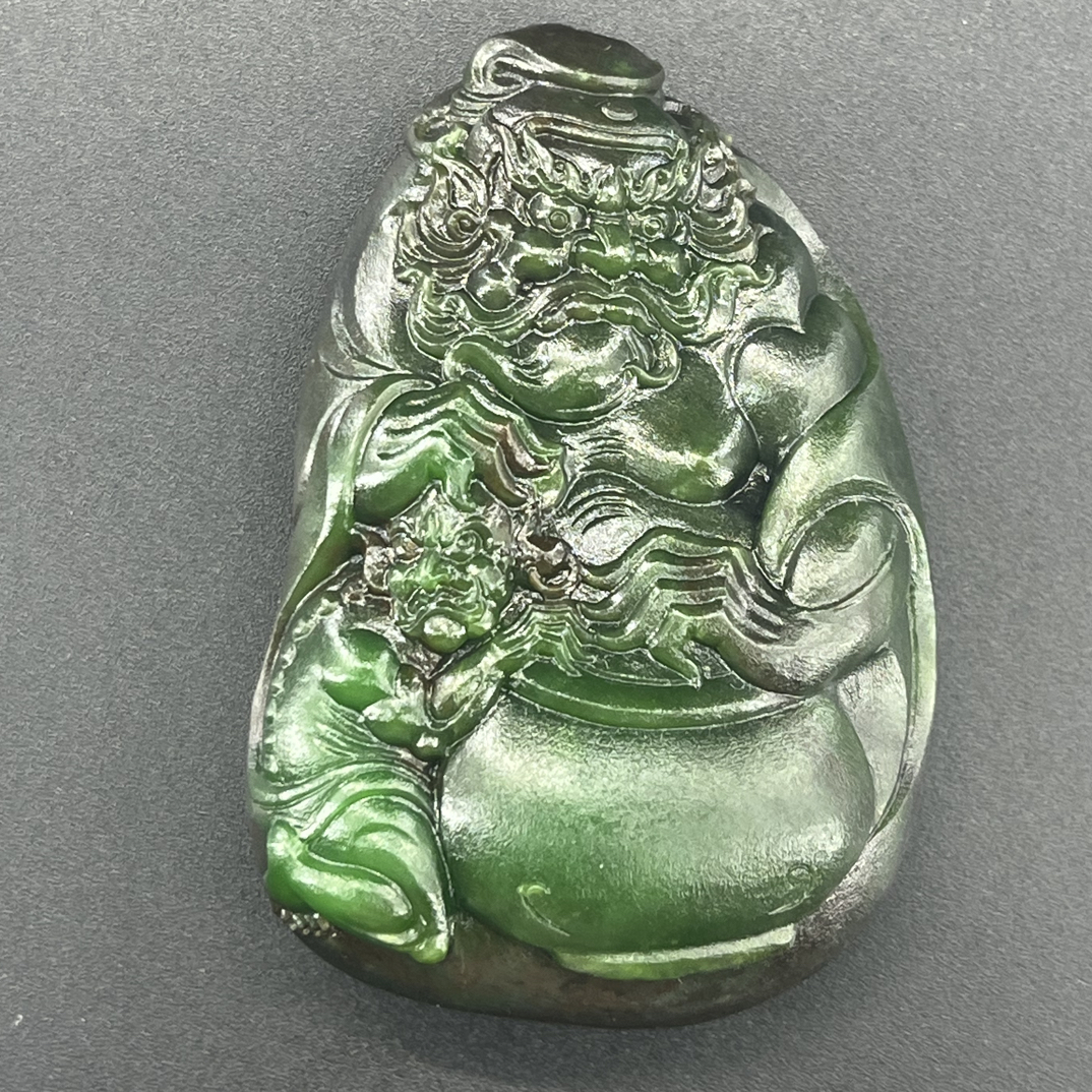俄罗斯碧玉聚红皮俏色雕刻钟馗挂件