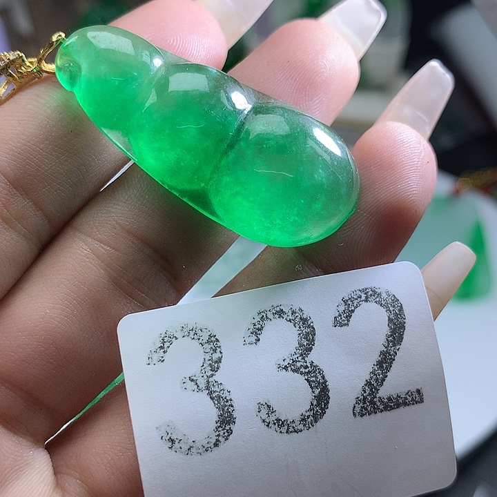 翡翠未镶嵌吊坠(赠链)