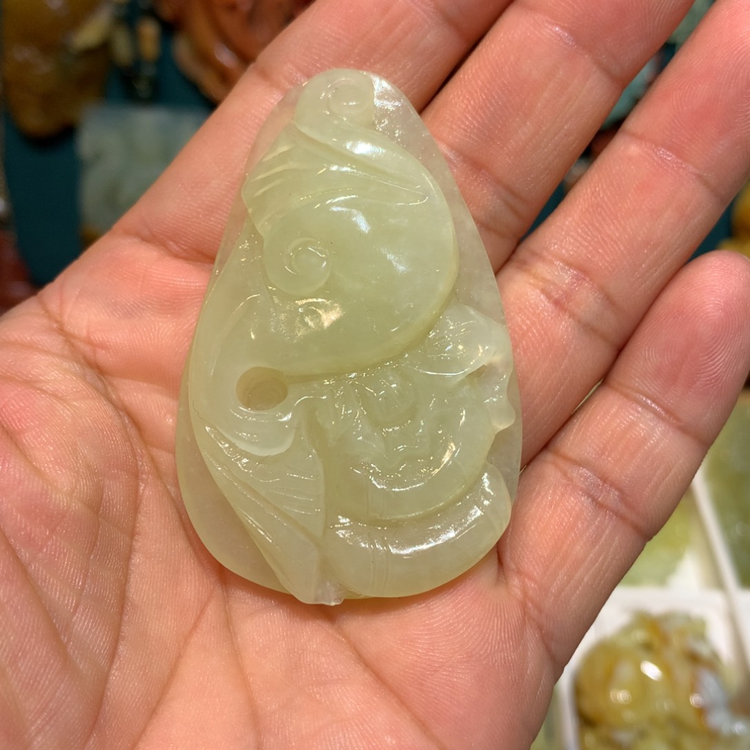 蛇纹石玉未镶嵌颈饰