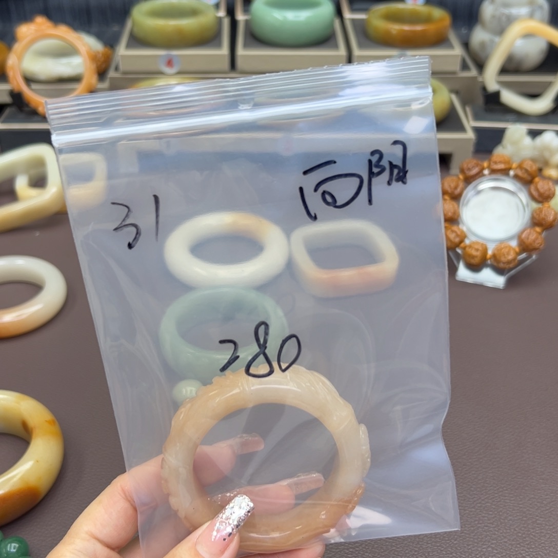 石英质玉手镯未镶嵌向***生