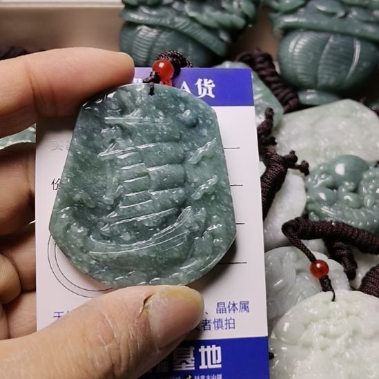 翡翠未镶嵌颈饰挂件