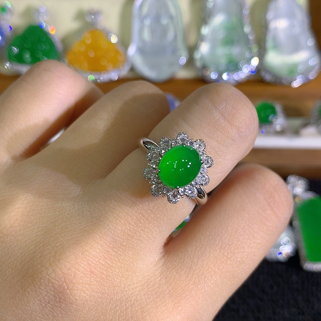 翡翠18K金镶嵌戒指蛋面