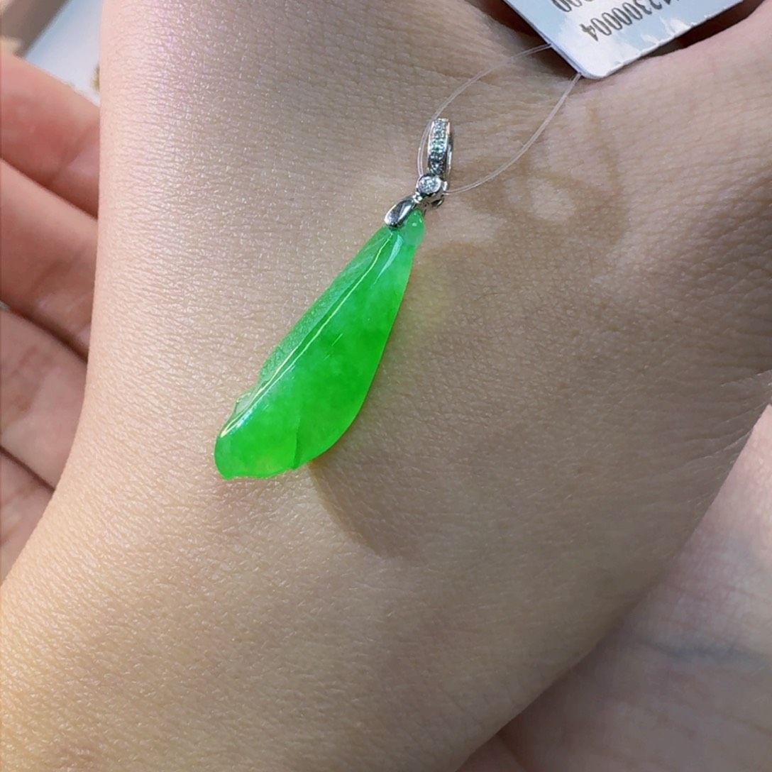 翡翠颈饰18K金镶嵌小**玉吊坠