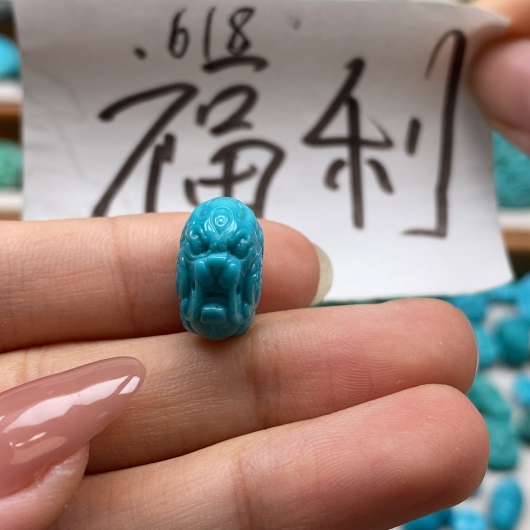 绿松石未镶嵌颈饰小*哥