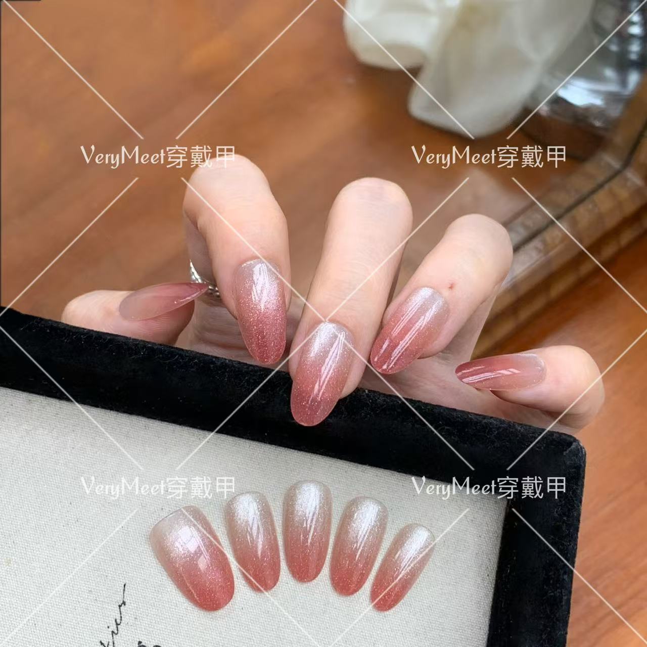 VeryMeet穿戴甲蜜桃猫眼渐变爆闪气质温柔风杏仁甲美甲贴A64