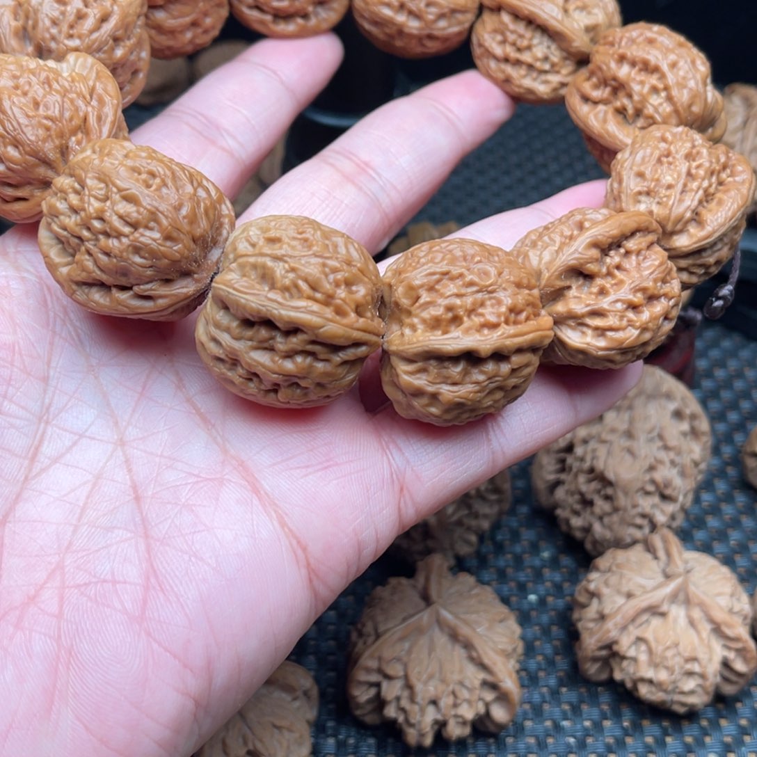 文玩核桃吊坠随*大手持