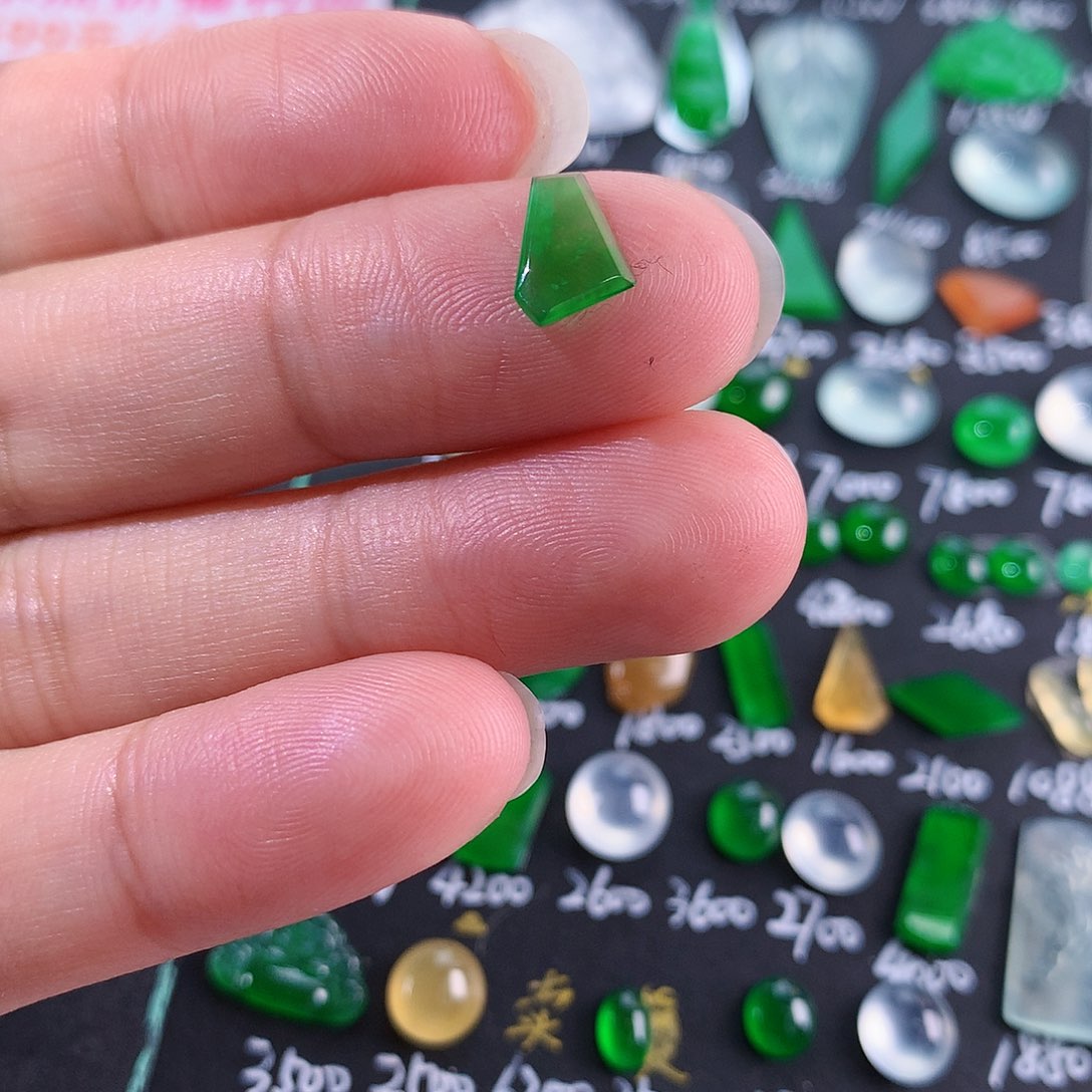 翡翠颈饰未镶嵌天然翡翠高冰切割