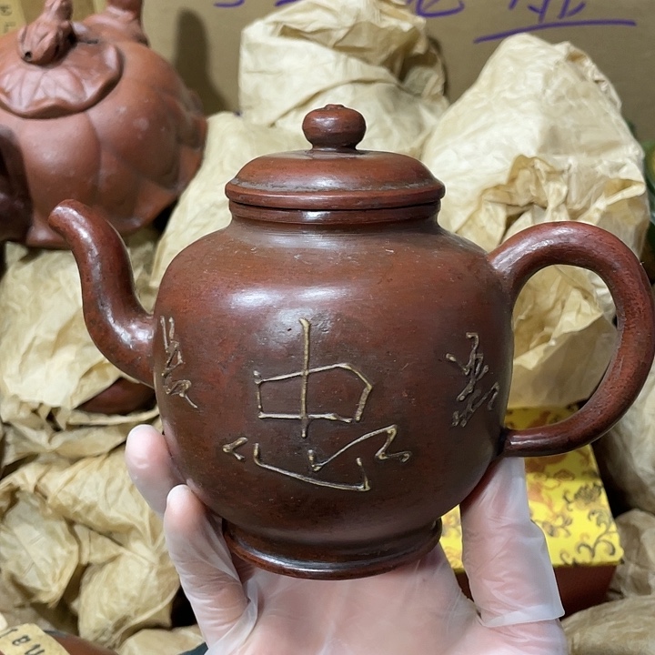紫砂茶壶矿泥料，手工制作的一把紫砂壶。