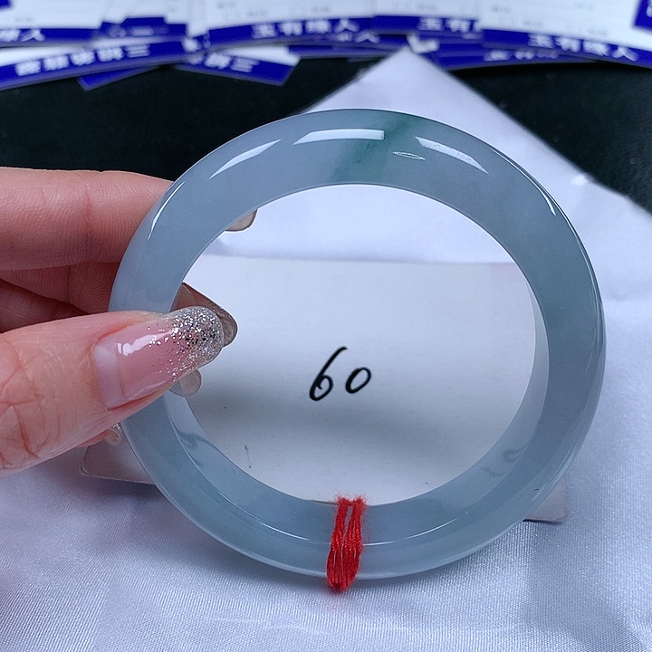 翡翠手镯未镶嵌翡翠手镯未镶嵌