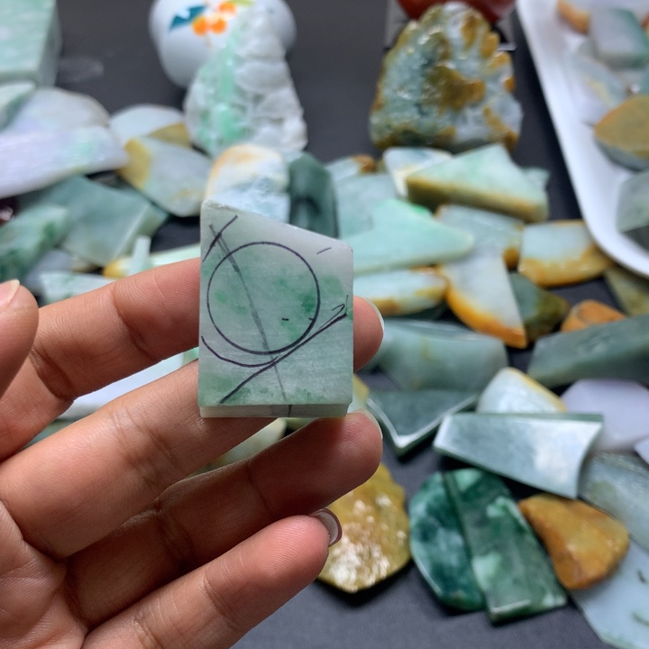翡翠颈饰未镶嵌翡翠