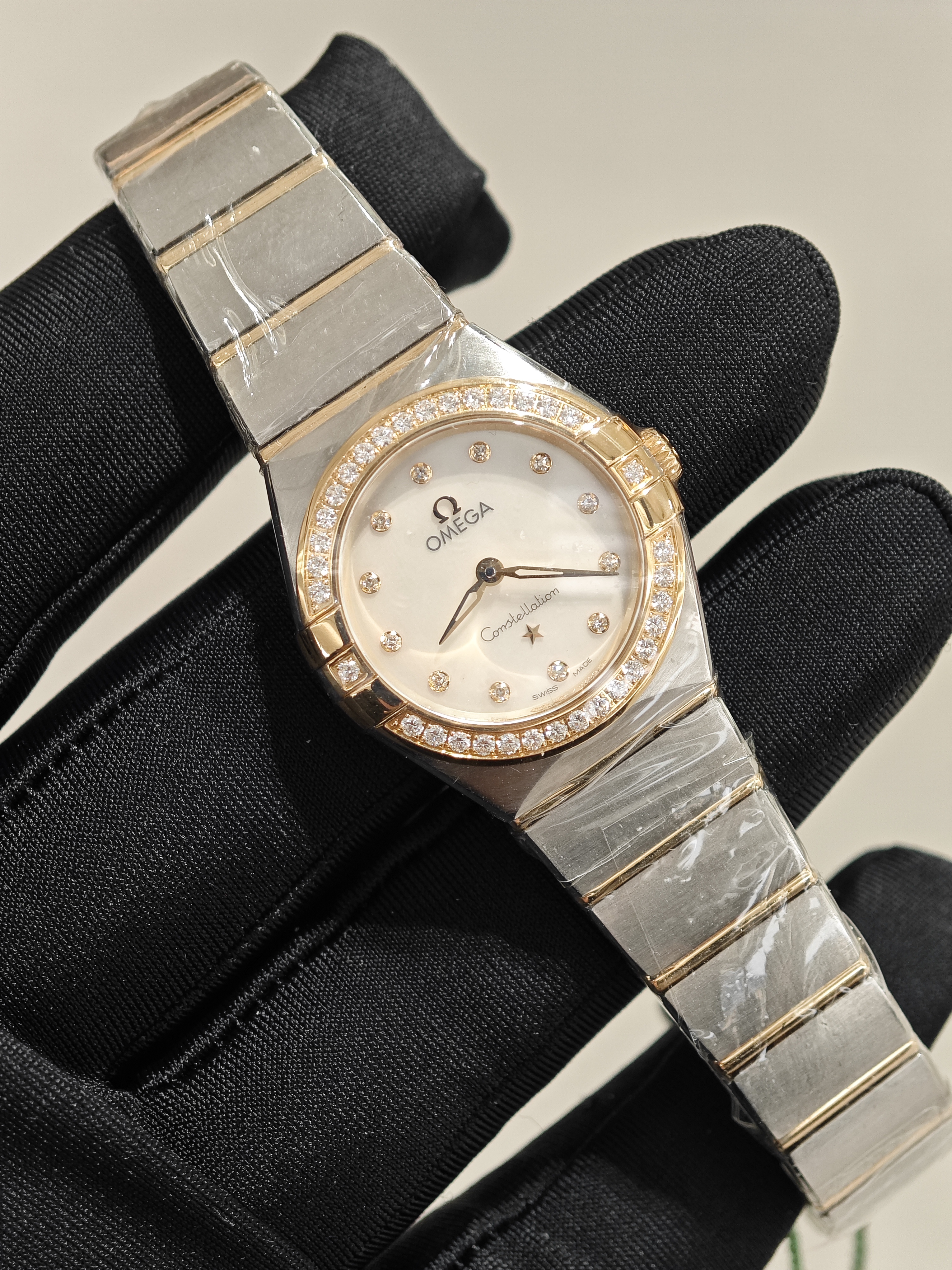 95新 Omega/欧米茄 23年星座系列贝母盘镶钻间金女士简约石英腕表