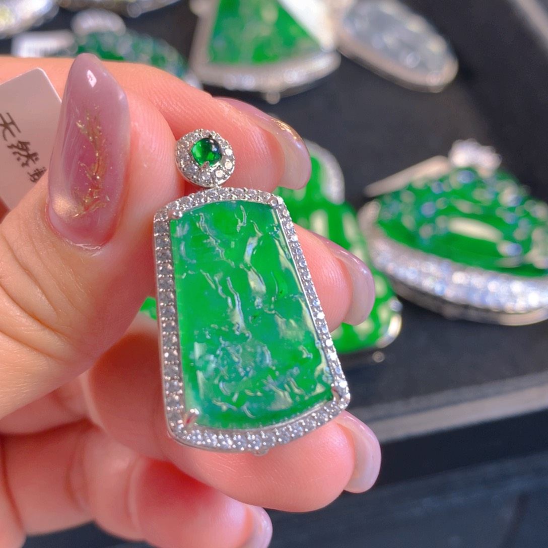 翡翠颈饰未镶嵌翡翠