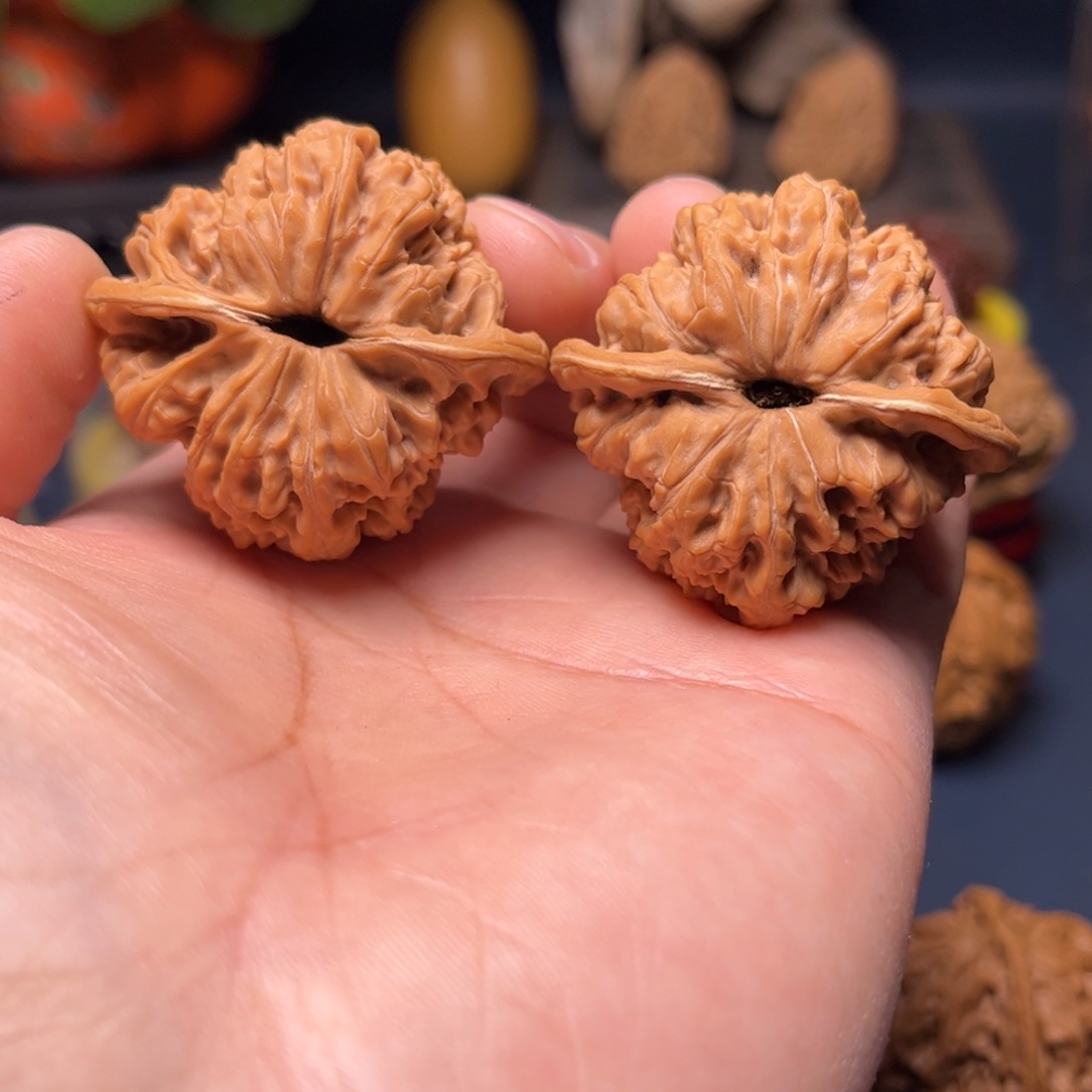 文玩核桃吊坠龙洞裕42