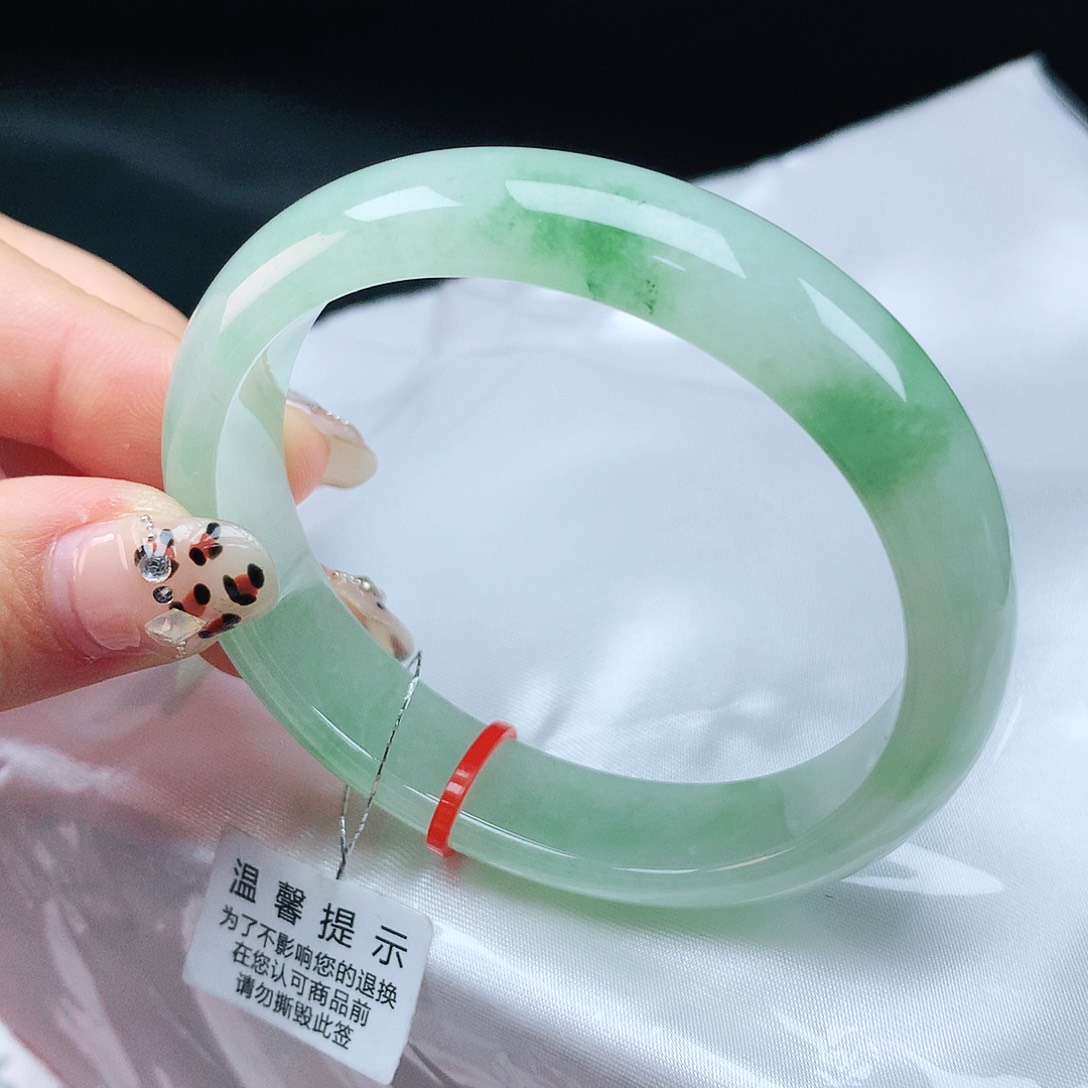 翡翠手镯未镶嵌56贵