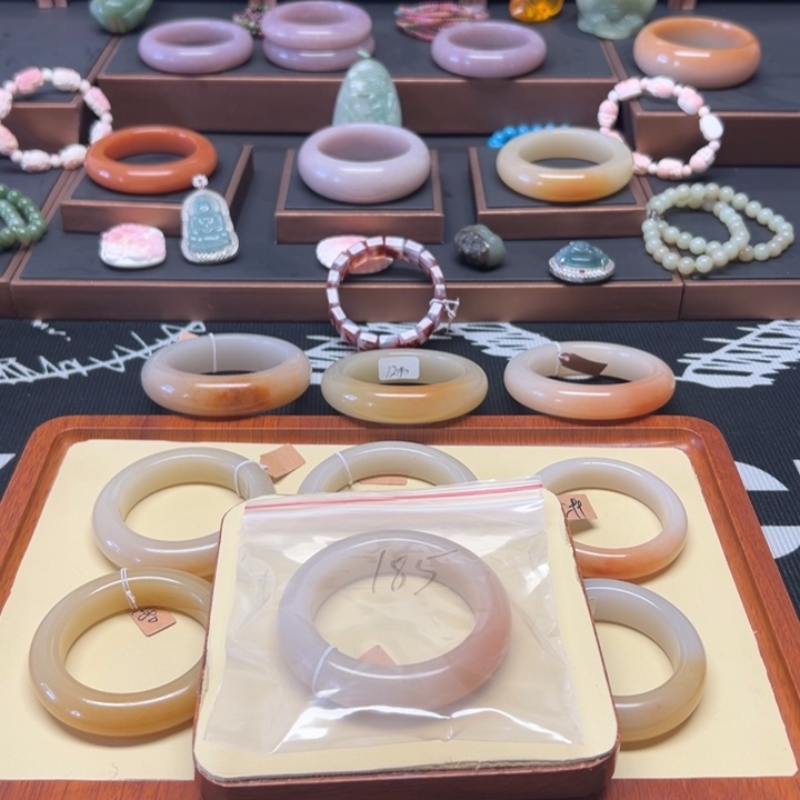 云***朵石英质玉合金手镯185