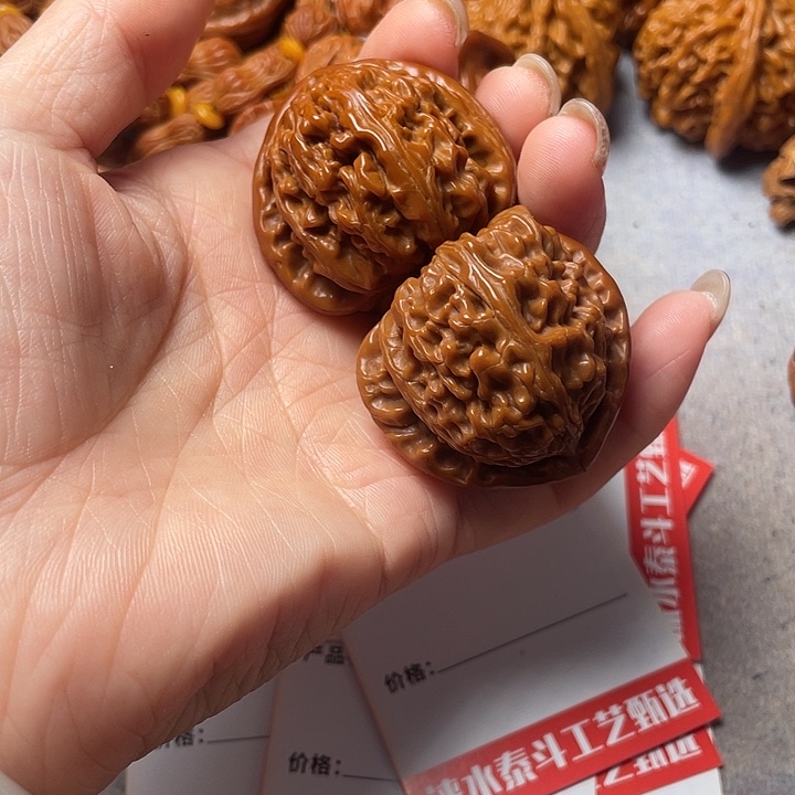 文玩核桃吊坠白狮子