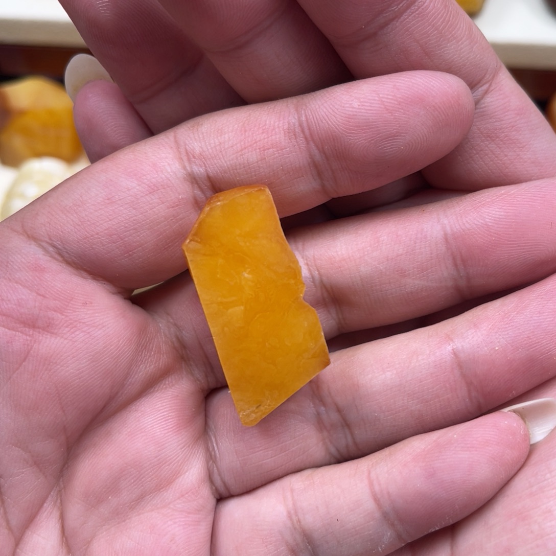 刘***刘定制蜜蜡未镶嵌原石